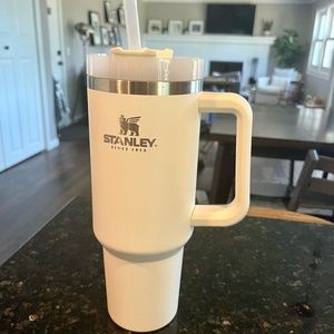 Cream Stanley 40oz Stainless Steel H2.0 FlowState Quencher Tumbler